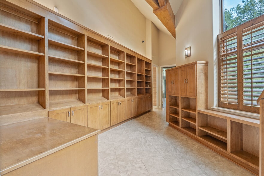 More Photos Of 16621 Hereford Dr, Tomball Flex For Sale