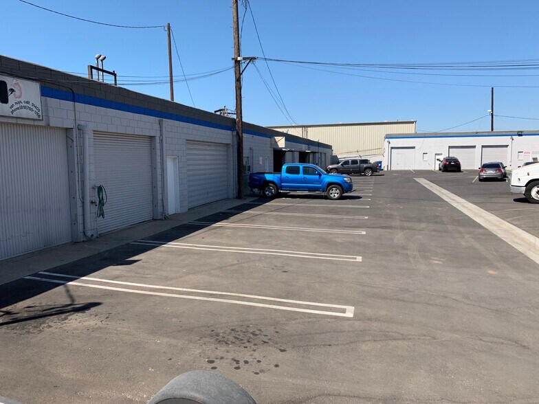 More Photos Of 15140-15180 Raymer St, Van Nuys Warehouse For Lease