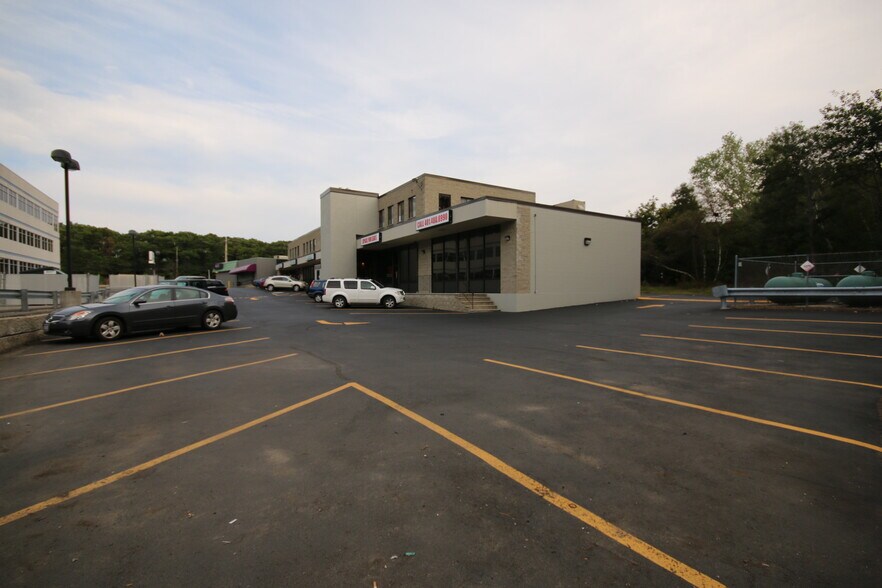 More Photos Of 82 Newbury St, Peabody Restaurant For Lease