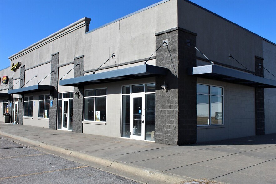 More Photos Of 4750 W Huntington Ave, Lincoln Freestanding For Lease