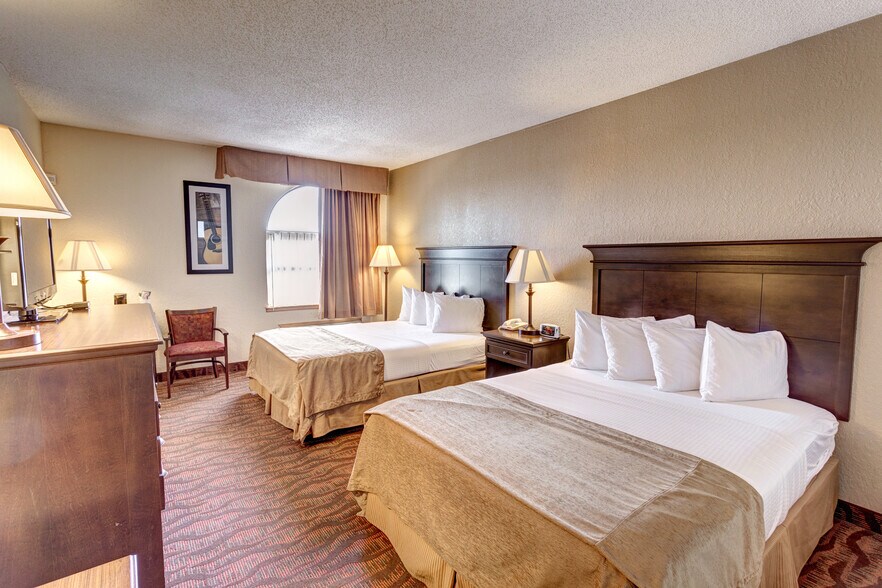 More Photos Of 3257 Shepherd of the Hills Expy, Branson Hotel For Sale