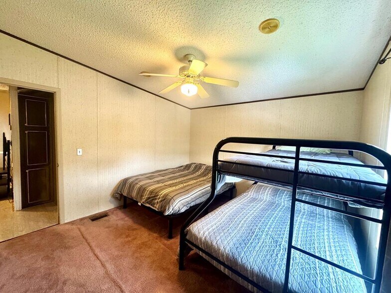 More Photos Of 158 Caloric Rd., Mullens Flex For Sale