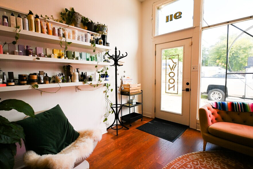 More Photos Of 911 E Cesar Chavez St, Austin Storefront For Lease
