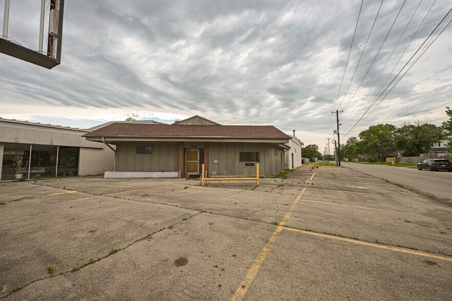 More Photos Of 802 W 8th St, Coffeyville Office For Sale
