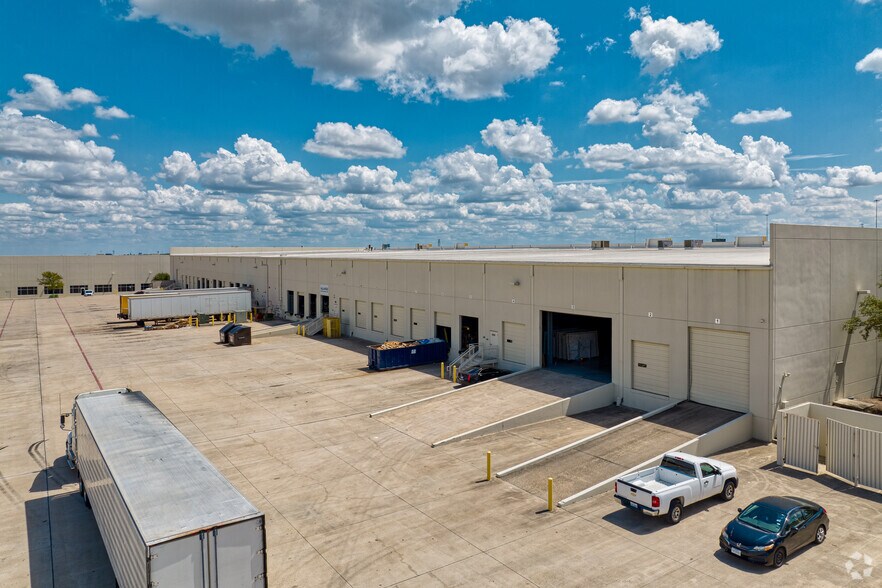 More Photos Of 2251 Picadilly Dr, Austin Warehouse For Lease