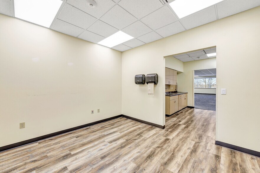 More Photos Of 3500 Packerland Dr, De Pere Office For Lease