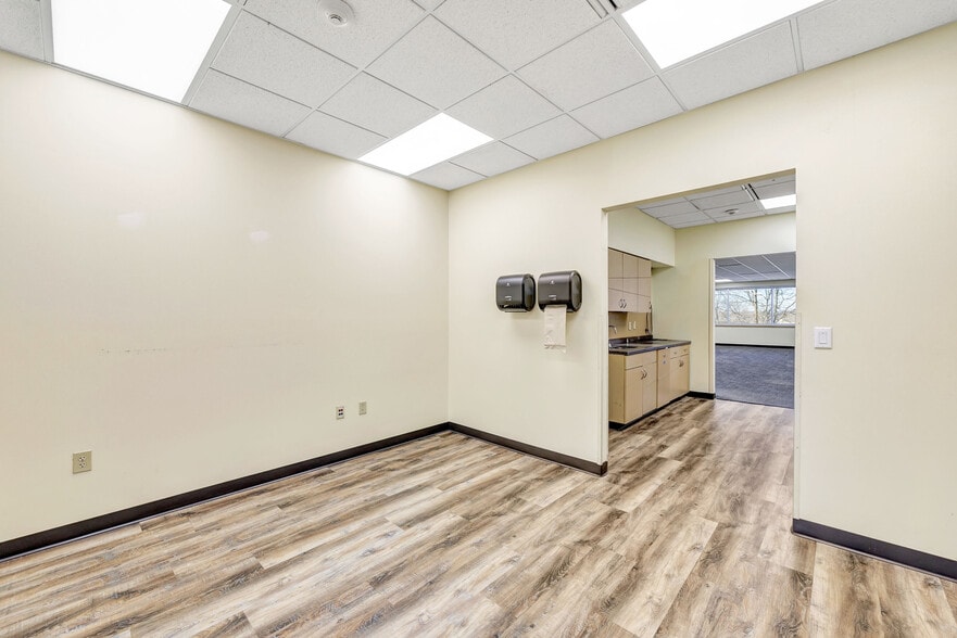 More Photos Of 3500 Packerland Dr, De Pere Office For Lease