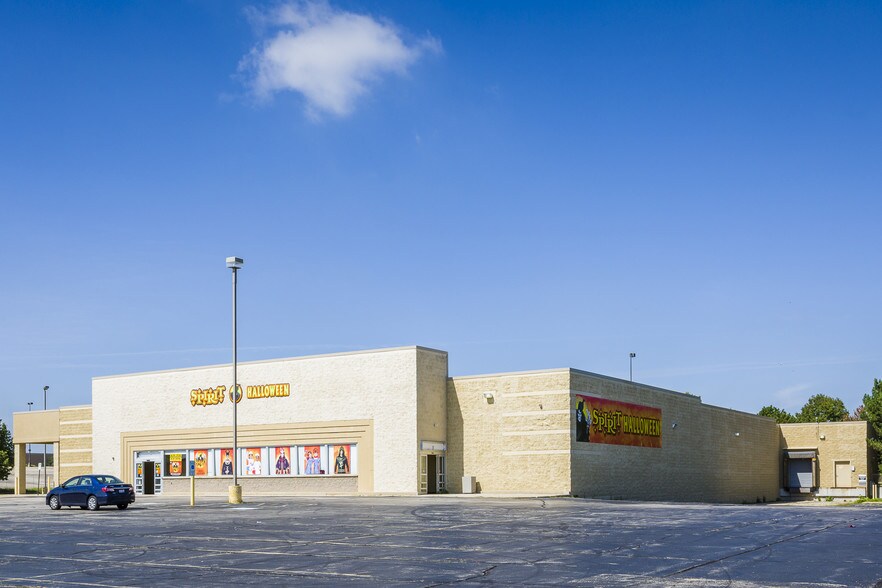 More Photos Of 3880 E Main St, St Charles Freestanding For Lease