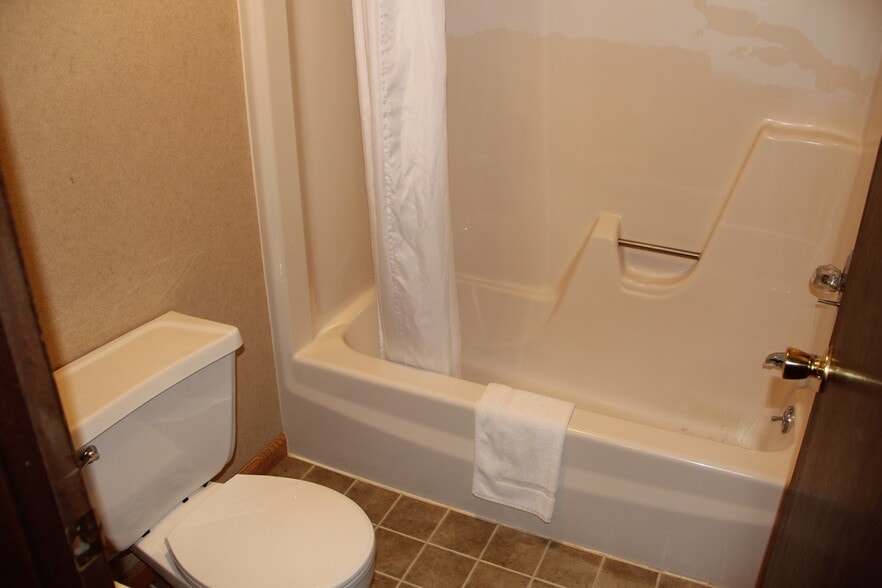 More Photos Of 720 S Main St, Kimball Hotel For Sale
