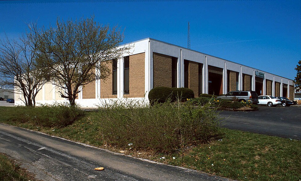 More Photos Of 1249-1265 N Warson Rd, Creve Coeur Warehouse For Lease