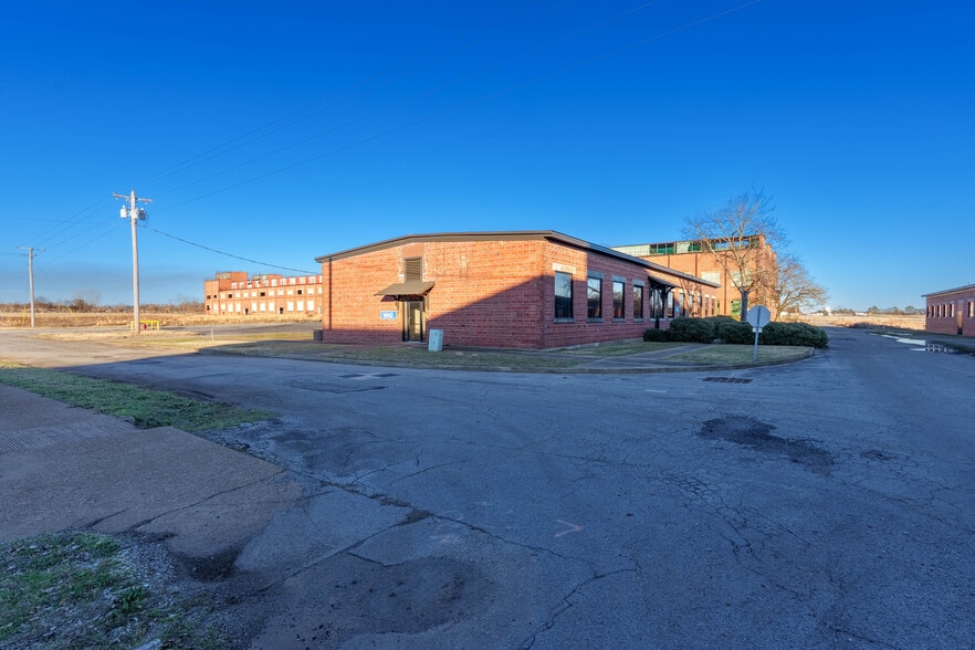More Photos Of 415 Franklin D Roosevelt Dr, Muscle Shoals Office For Lease
