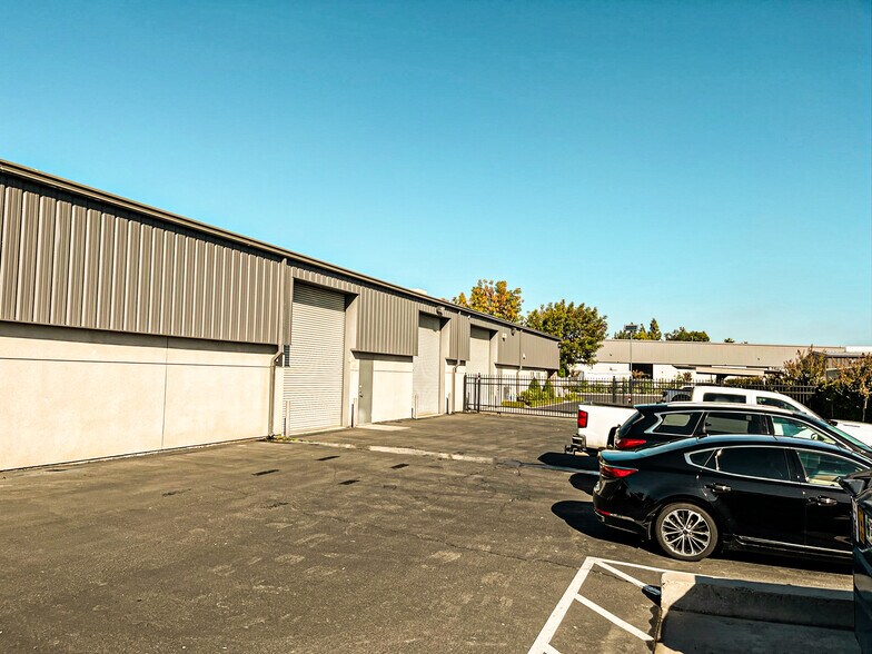More Photos Of 4965 E Pontiac Way, Fresno Warehouse For Lease