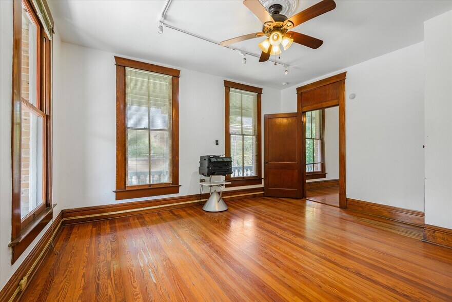 More Photos Of 119 E 20th St, Houston Office Residential For Sale