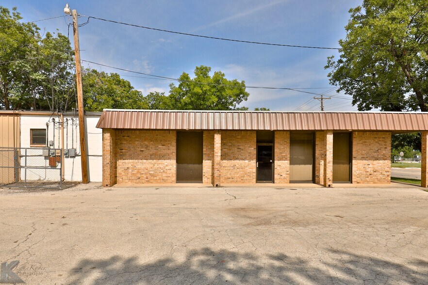 More Photos Of 411 E South 11th St, Abilene Warehouse For Lease
