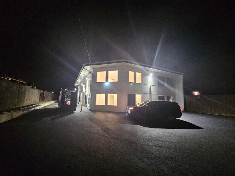 More Photos Of 5833 NE Portland Hwy, Portland Flex For Sale