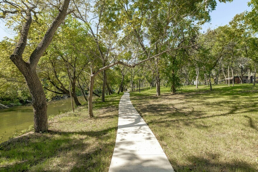 More Photos Of 1030 County Road 279, Liberty Hill Hotel For Sale