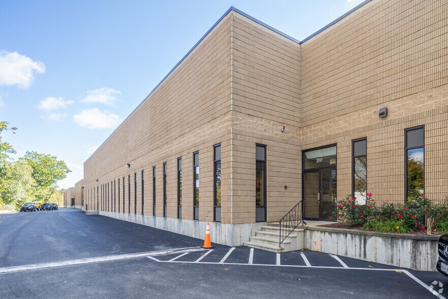 More Photos Of 117 Beaver St, Waltham Warehouse For Lease