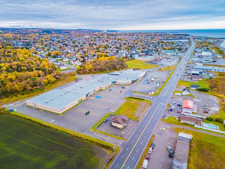 More Photos Of 597 Av Du Phare E, Matane Storefront For Lease