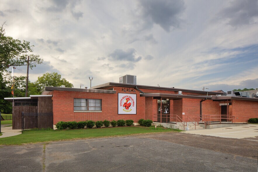 More Photos Of 100 Symphony Way, Anniston Sports And Entertainment For Sale