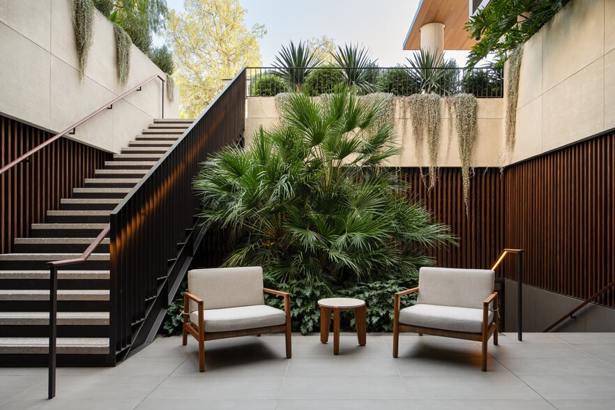 More Photos Of 11911 San Vicente Blvd, Los Angeles Office For Lease