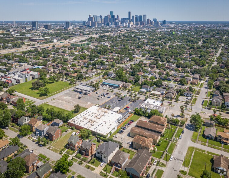 More Photos Of 2616 Blodgett St, Houston Office For Lease