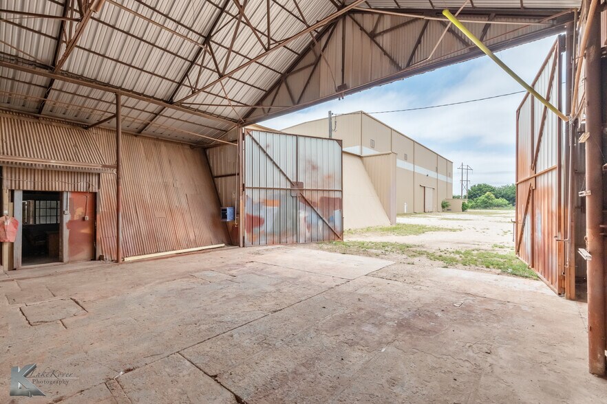 More Photos Of 2024 Oak St st, Abilene Manufacturing For Sale