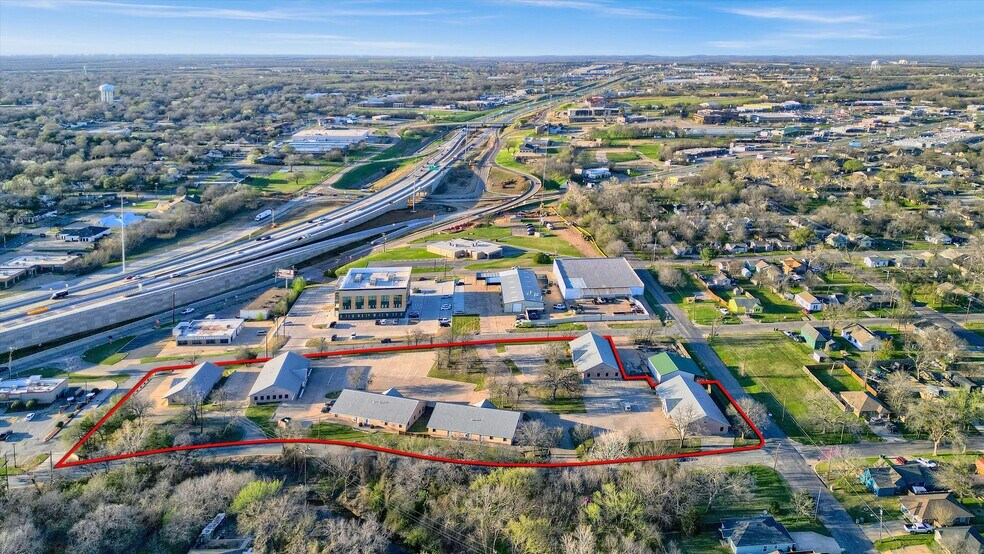 More Photos Of 200 E Evergreen St, Sherman Office For Lease