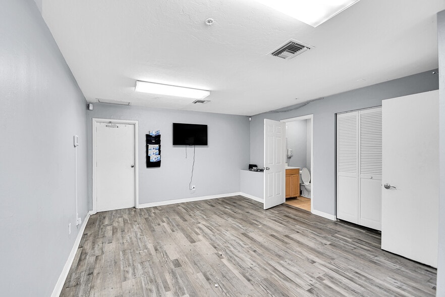 More Photos Of 12165 Metro Pky, Fort Myers Light Manufacturing For Lease