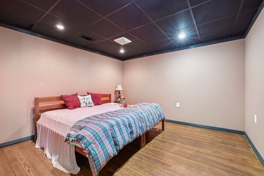 More Photos Of 113 N Main St, Moulton Bar For Sale