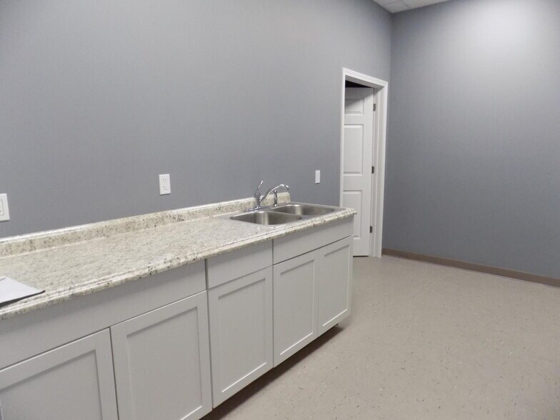 More Photos Of 1575 W Central Ave, Wiggins Office For Sale