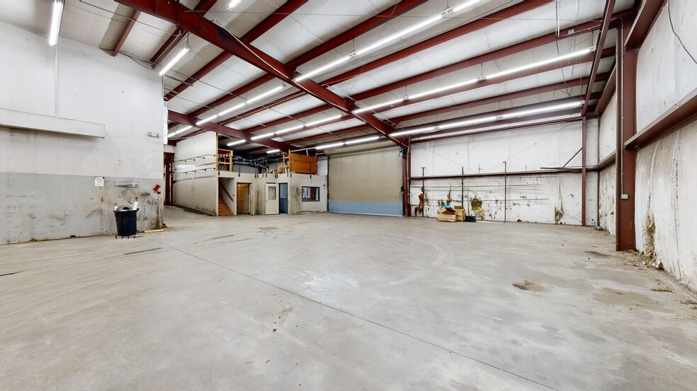 More Photos Of 5250 Veterans Pky, Columbus Flex For Lease