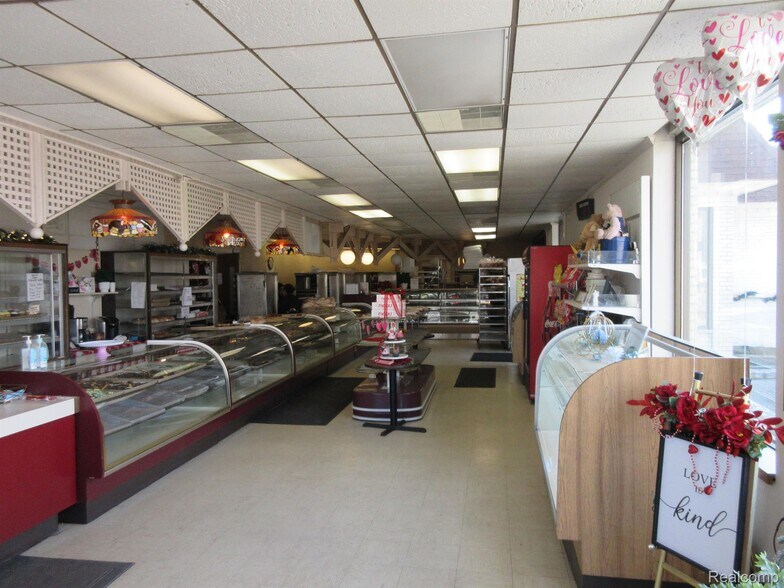 More Photos Of 19200 Kelly Rd, Detroit Restaurant For Sale