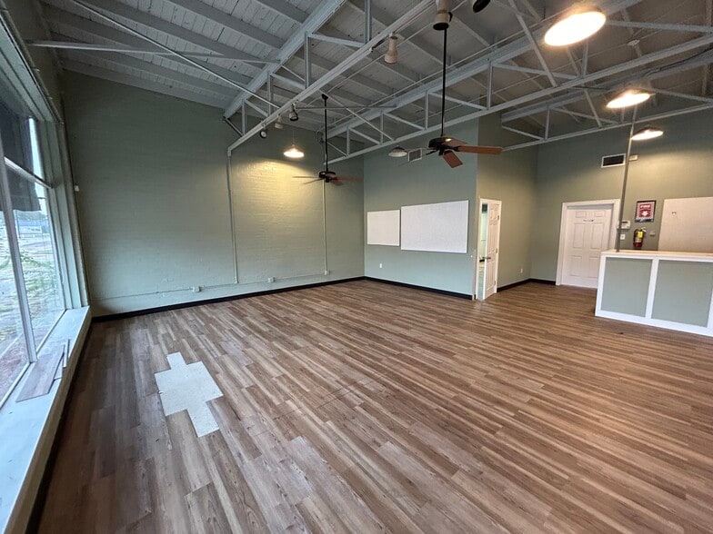 More Photos Of 121 S Glenwood Blvd, Tyler Storefront For Sale