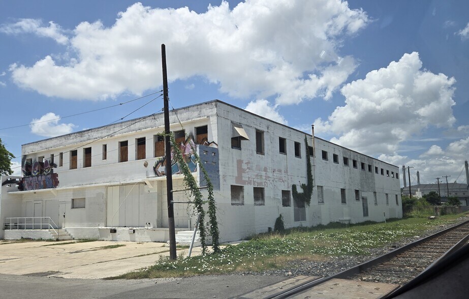 More Photos Of 522 Delaware St, San Antonio Warehouse For Sale