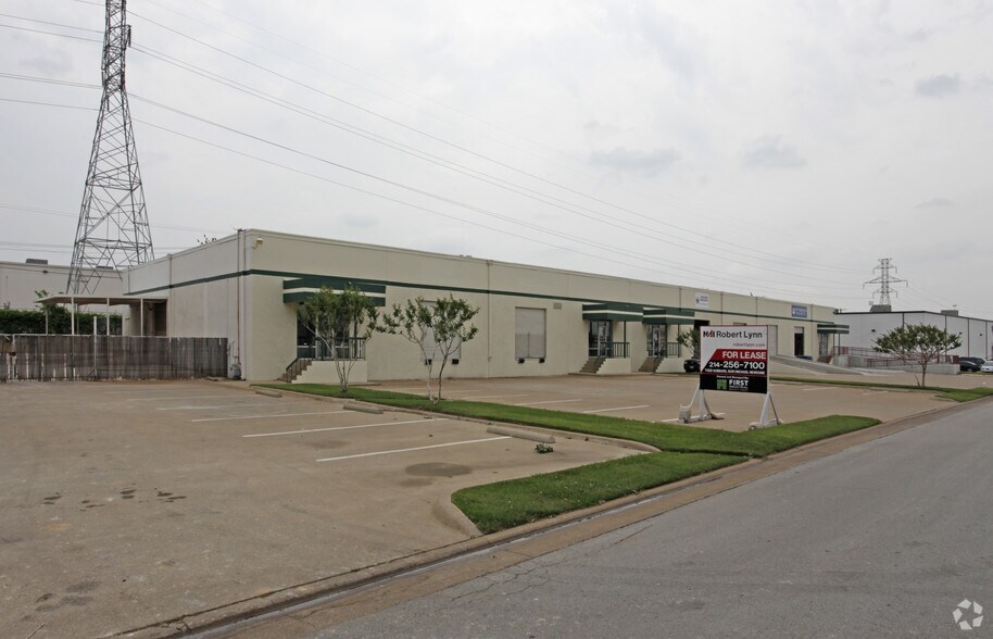 More Photos Of 7437-7445 Tower St, Richland Hills Showroom For Lease