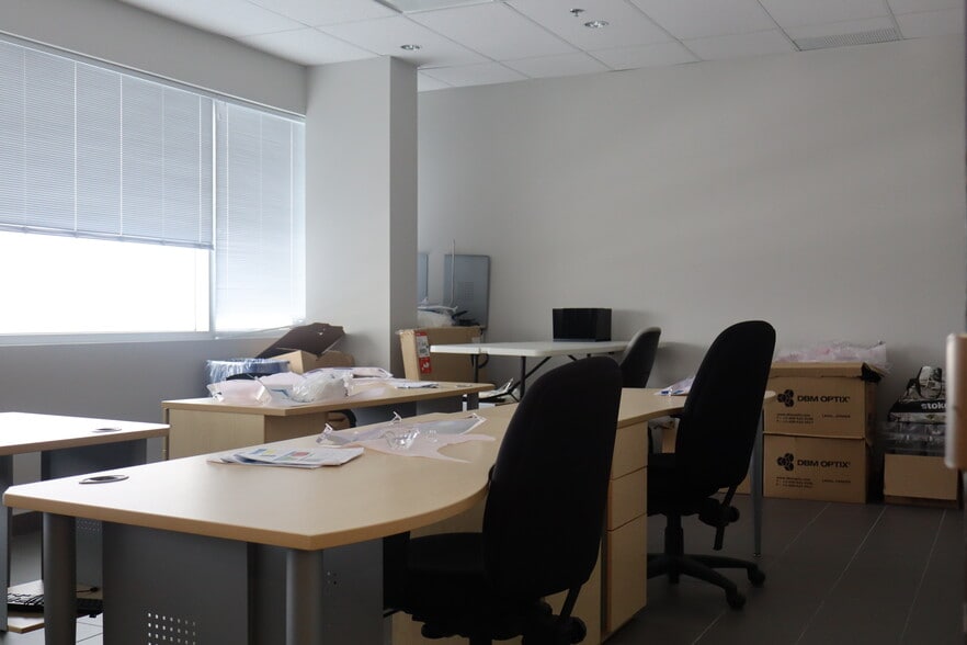 More Photos Of 1620-1630 Boul Dagenais O, Laval Distribution For Lease