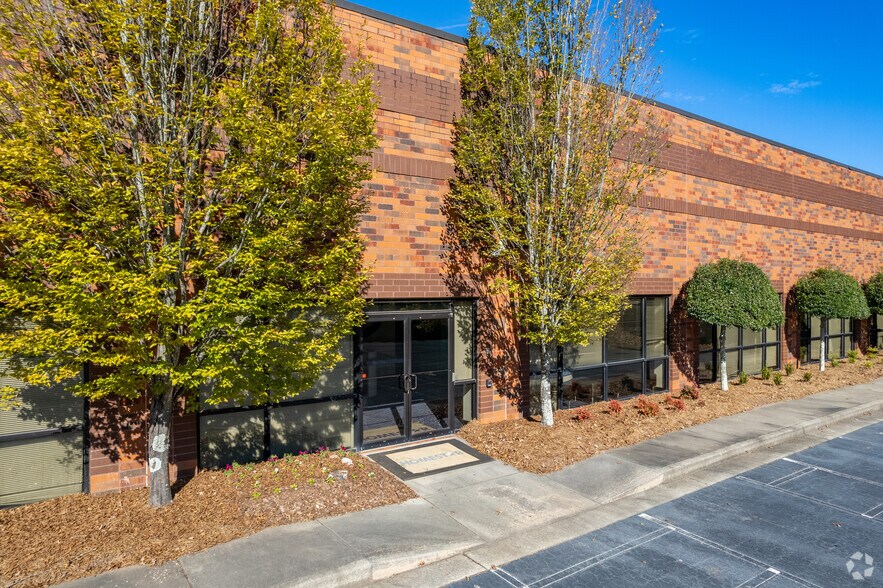 More Photos Of 4170 Tanners Creek Dr, Flowery Branch Office For Lease