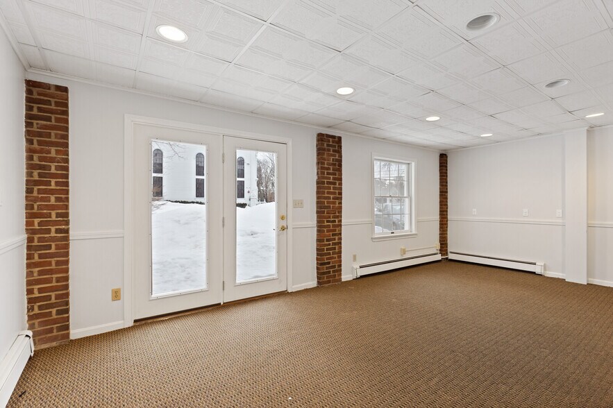 More Photos Of 5 Portland St, Yarmouth Storefront For Lease