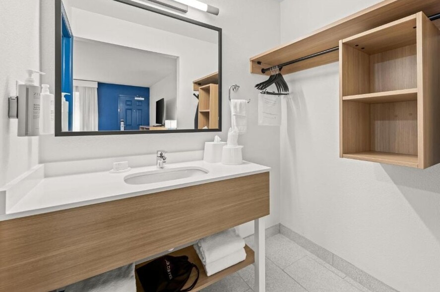 More Photos Of 3402 Winfield Dunn Pky, Kodak Hotel For Sale