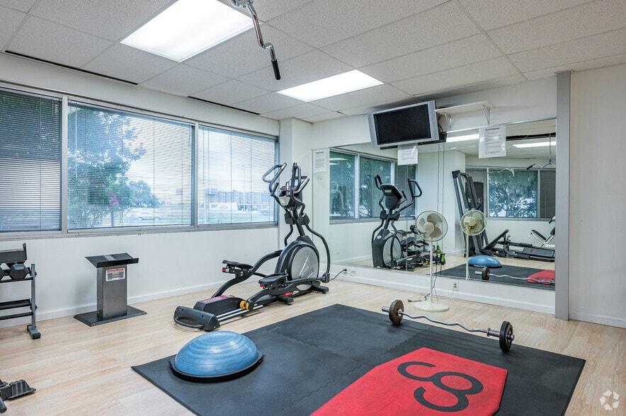More Photos Of 7610 N Stemmons Fwy, Dallas Office For Lease