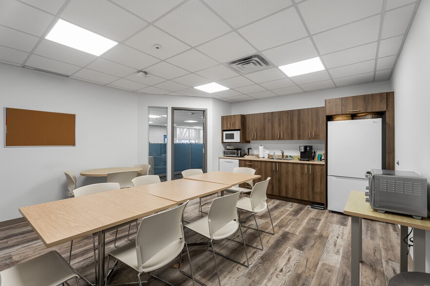 More Photos Of 4505 Boul Métropolitain E, Montréal Office For Sale