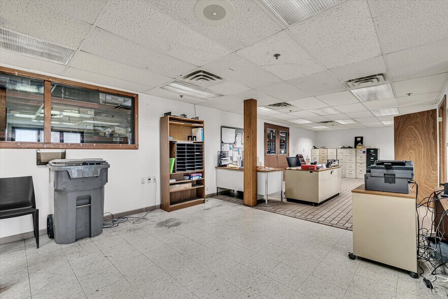 More Photos Of 202 1st St S, Kalona Manufacturing For Sale