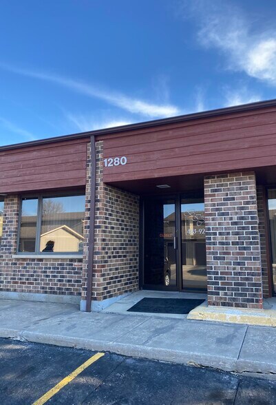 More Photos Of 1240-1290 Bamburg Ct, Hanover Park Medical For Lease