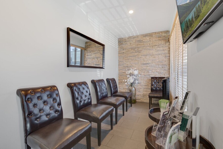 More Photos Of 10738 Riverside Dr, North Hollywood Medical For Lease