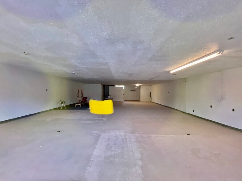 More Photos Of 980 N 5th St, Silsbee Showroom For Lease