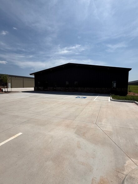 More Photos Of 1500 N Lincoln Blvd, Edmond Unknown For Lease