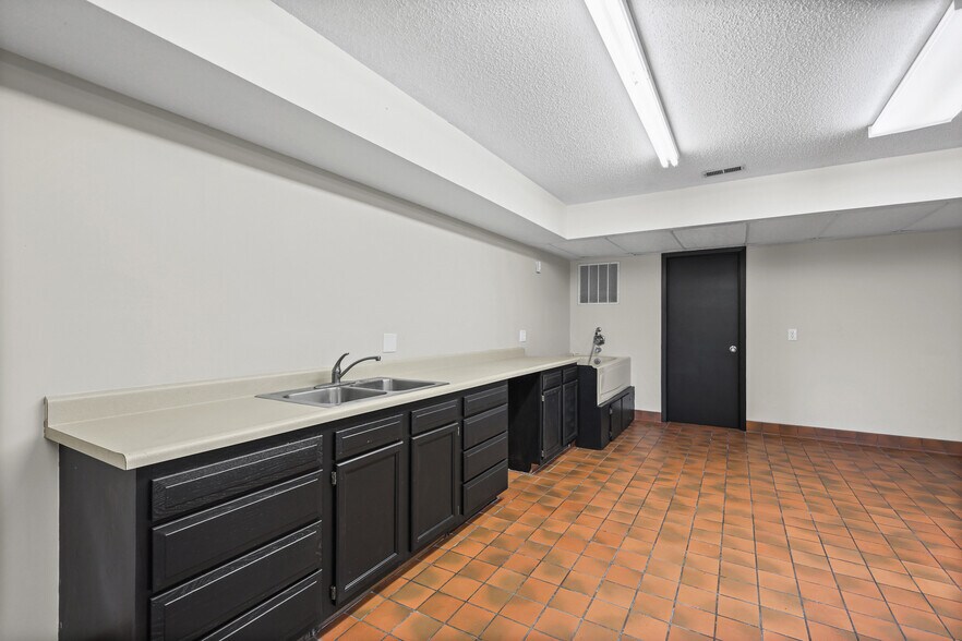 More Photos Of 11 S 2nd St, Festus Office For Sale