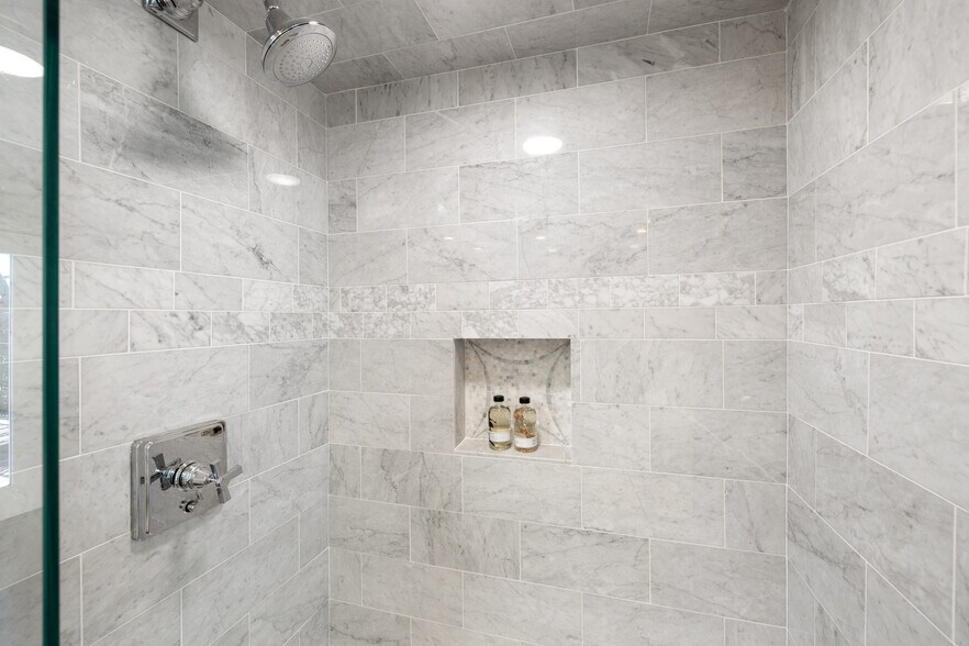 More Photos Of 1810 W 35th St, Austin Specialty For Sale