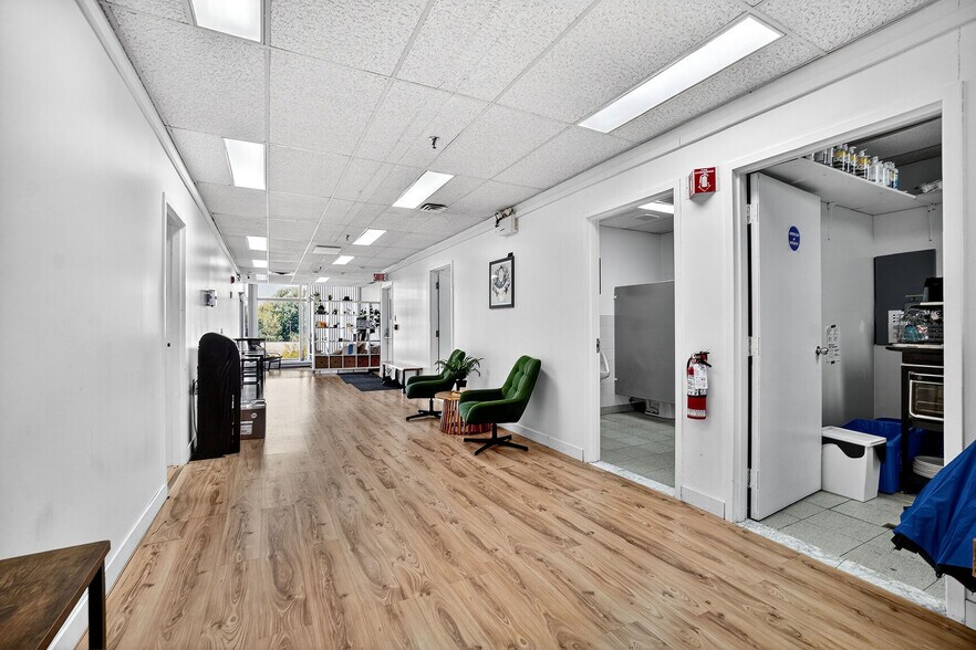 More Photos Of 1988 Rue Sainte-Catherine E, Montréal General Retail For Lease