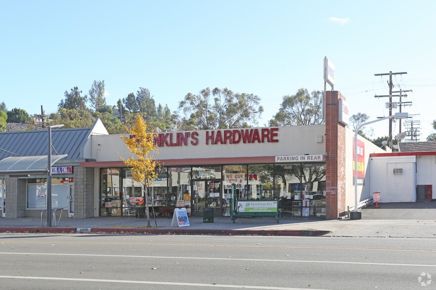 More Photos Of 21930-21932 Ventura Blvd, Woodland Hills Storefront For Lease